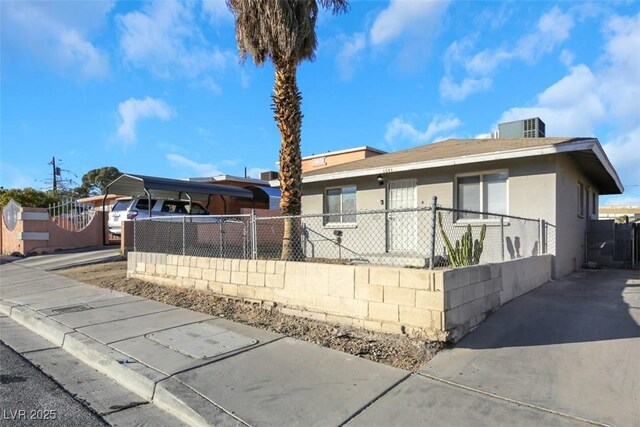 view of front facade featuring a carport