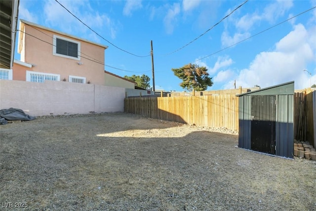 view of yard featuring a shed