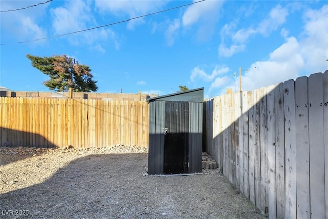 view of yard with a storage unit