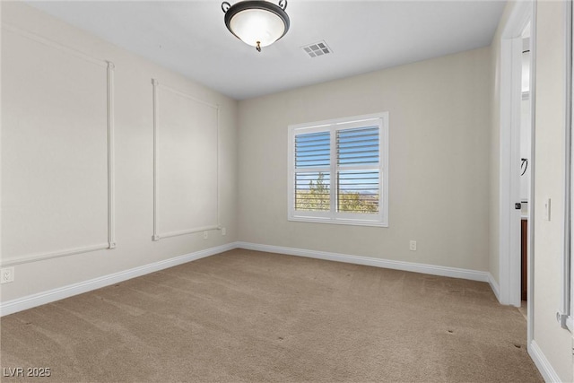 unfurnished room featuring light carpet, visible vents, and baseboards