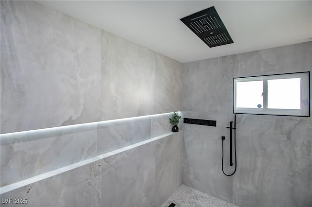 bathroom featuring a tile shower