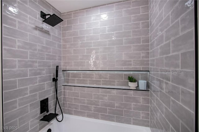 bathroom with tiled shower / bath