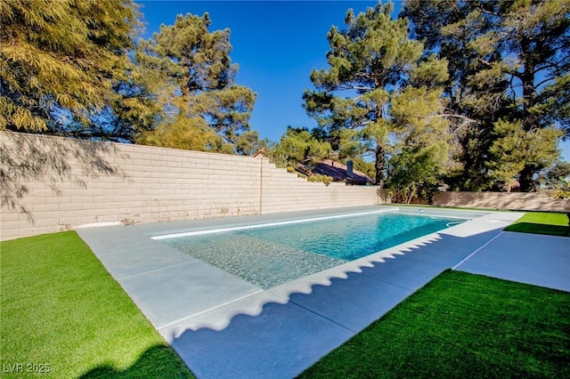 view of pool featuring a yard