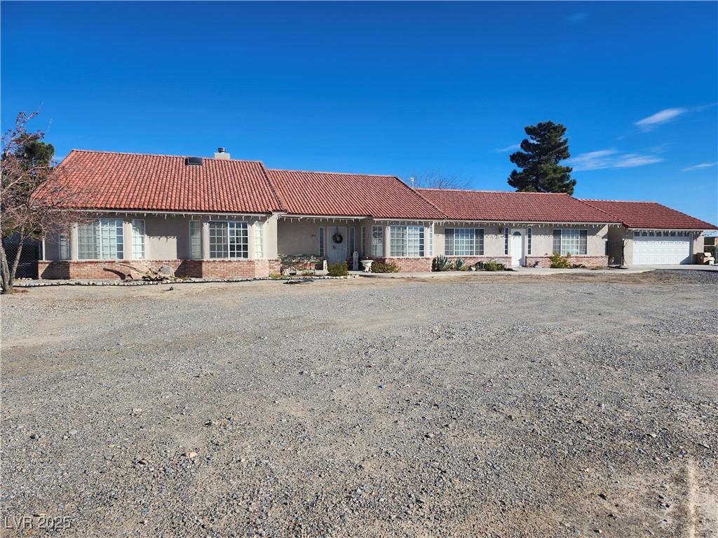 ranch-style home featuring a garage