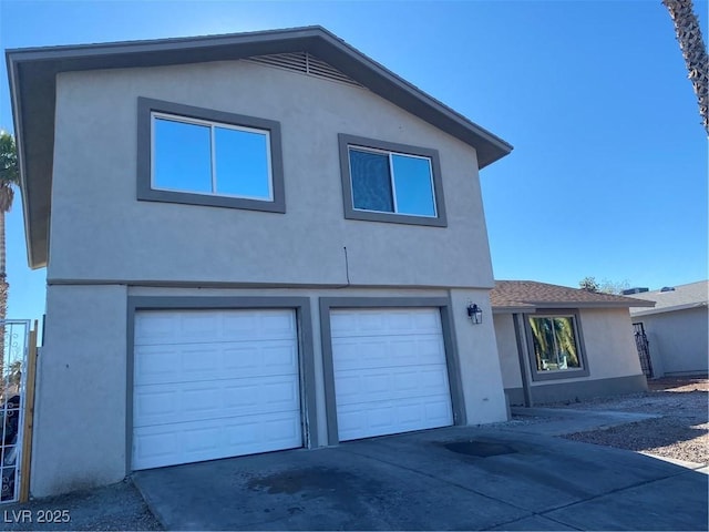 view of front property featuring a garage