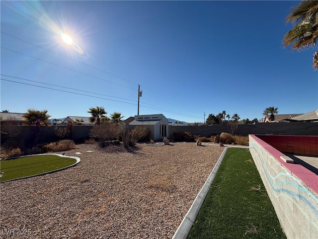 view of yard with a shed