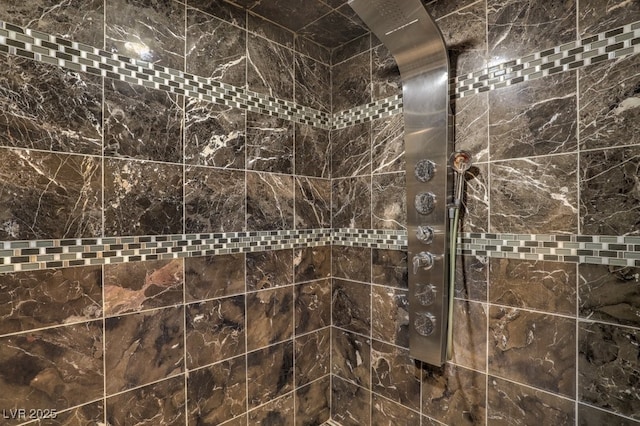 room details featuring tiled shower