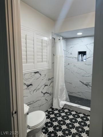 bathroom featuring curtained shower and toilet