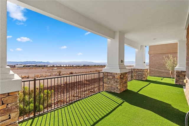 view of yard featuring a mountain view