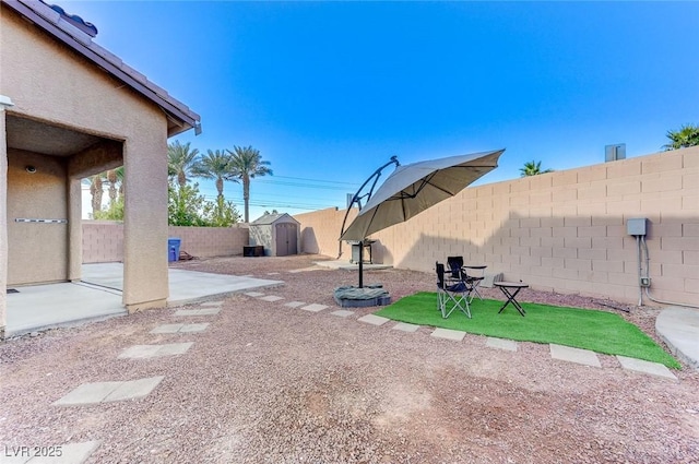 view of yard featuring a storage unit