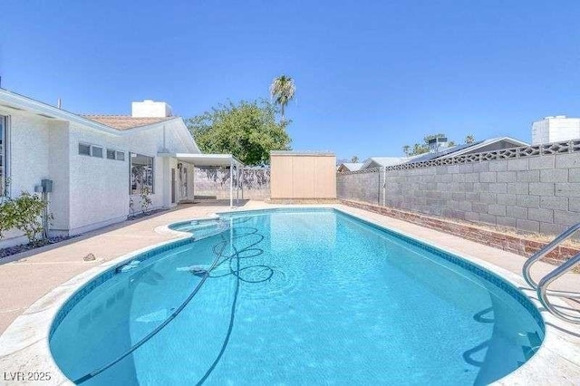 view of swimming pool