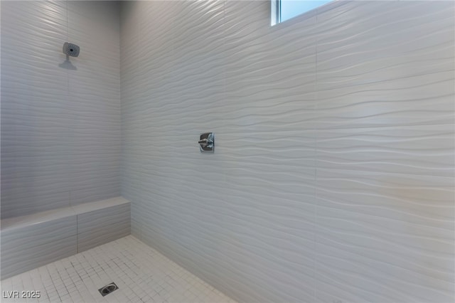 bathroom featuring a tile shower