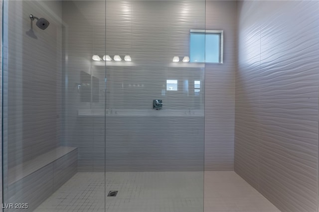 bathroom featuring a tile shower