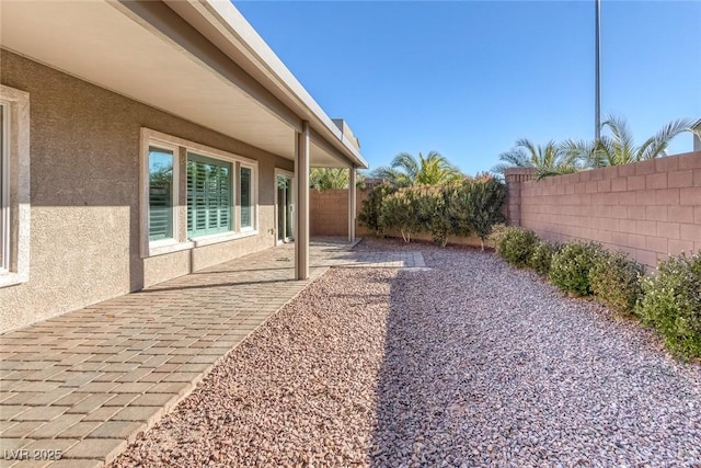 view of yard featuring a patio