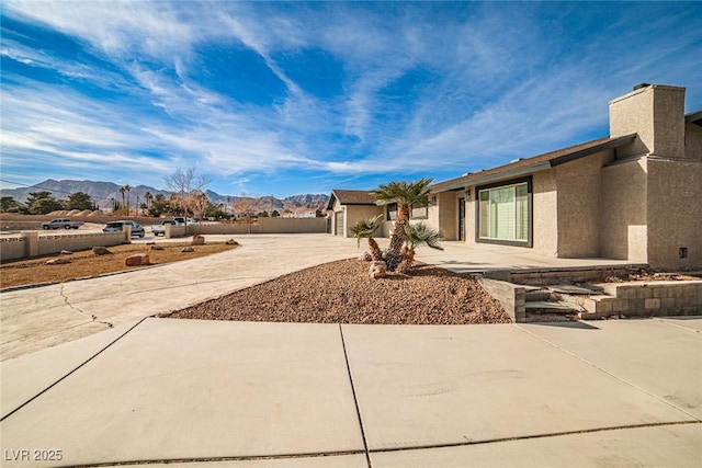 view of yard featuring a mountain view