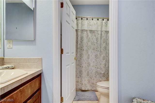 bathroom featuring a shower with shower curtain, vanity, tasteful backsplash, and toilet