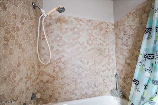 bathroom featuring shower / tub combo