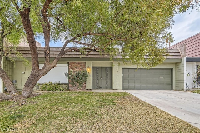 view of front facade with a garage and a front yard