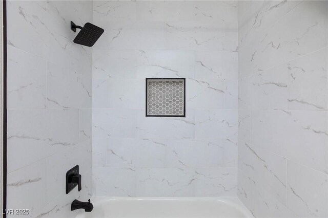 bathroom featuring tiled shower / bath combo