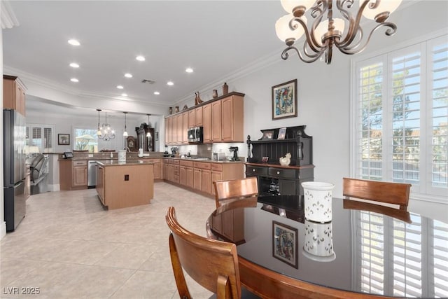 kitchen featuring hanging light fixtures, stainless steel appliances, kitchen peninsula, a chandelier, and a kitchen island