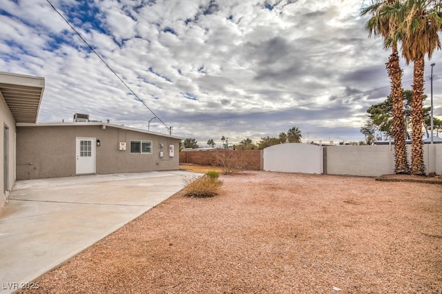 view of yard featuring a patio