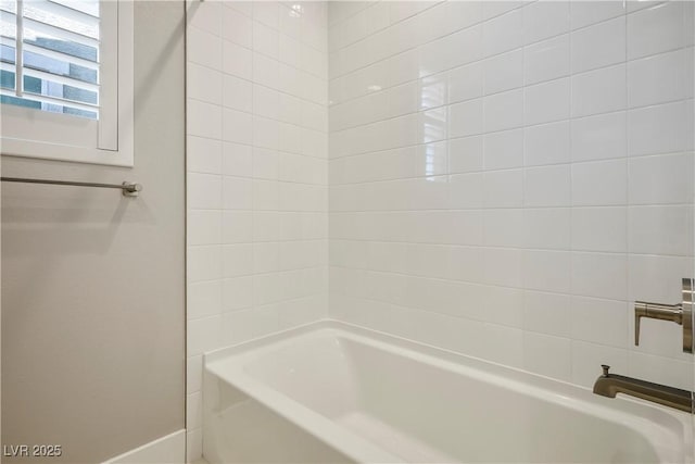 bathroom with tiled shower / bath combo