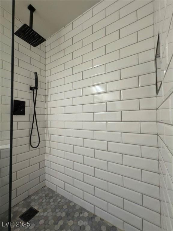 bathroom featuring a tile shower