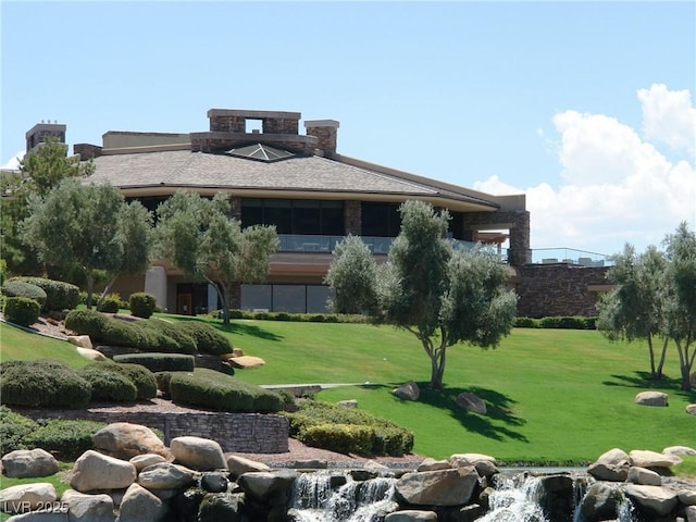 view of property's community featuring a yard