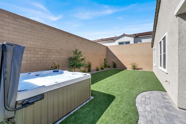 view of yard with a hot tub