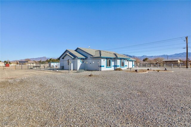 ranch-style house featuring a mountain view