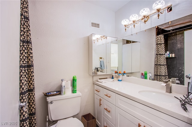 bathroom with a shower with shower curtain, vanity, and toilet