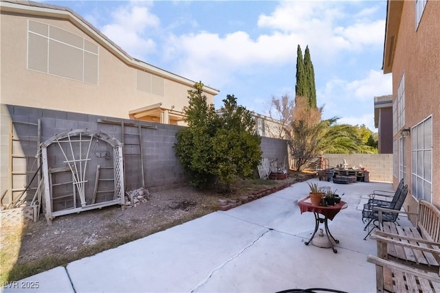 view of patio with a fire pit