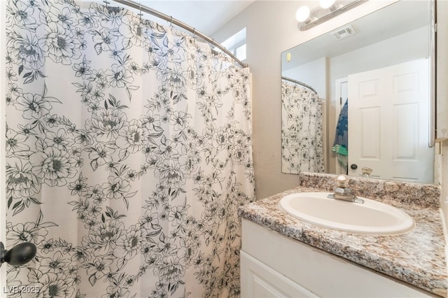 bathroom featuring a shower with shower curtain and vanity