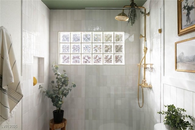 bathroom featuring tiled shower