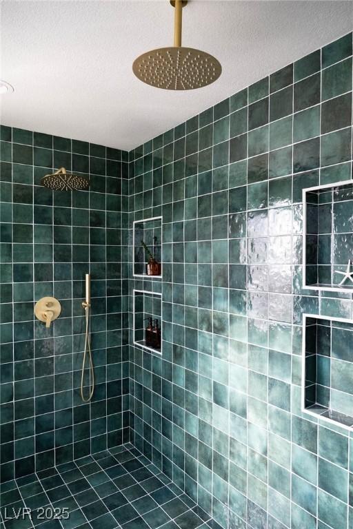 bathroom featuring tiled shower