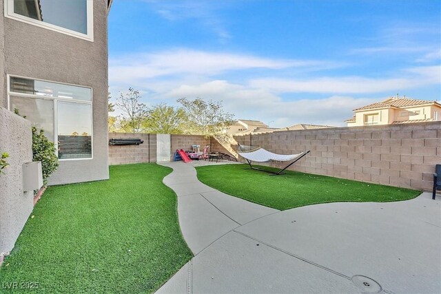 view of yard featuring a patio area