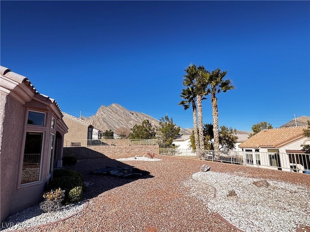 view of yard with a mountain view