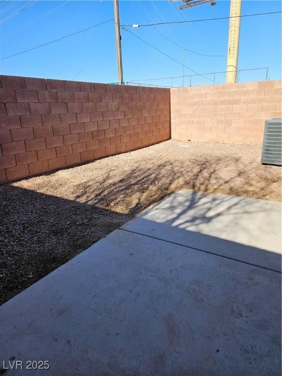 view of yard featuring a patio area