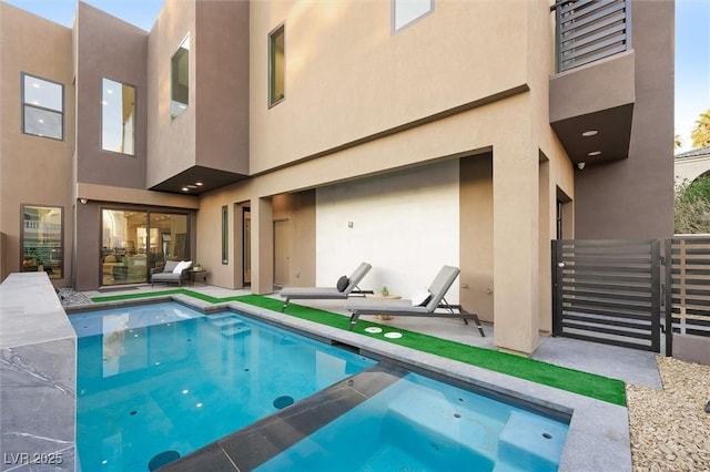 view of pool featuring an in ground hot tub