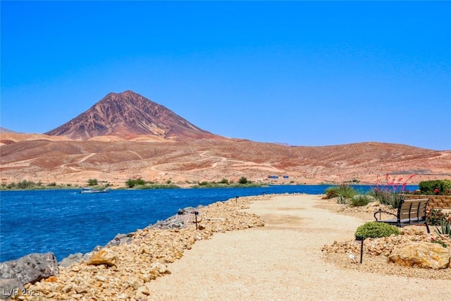 water view with a mountain view