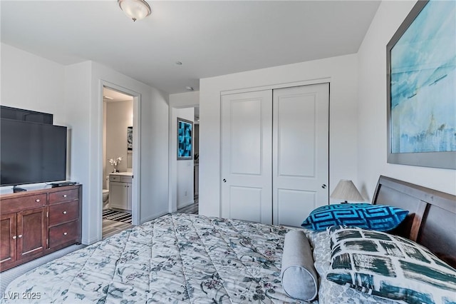 bedroom featuring ensuite bathroom and a closet