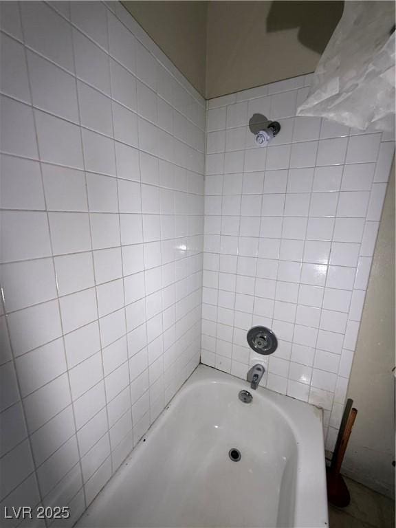 bathroom with tiled shower / bath combo