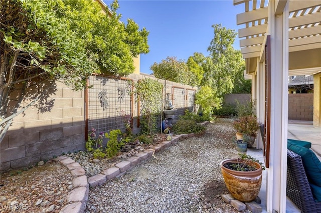 view of yard featuring a pergola