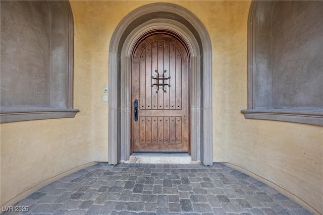 view of exterior entry with stucco siding