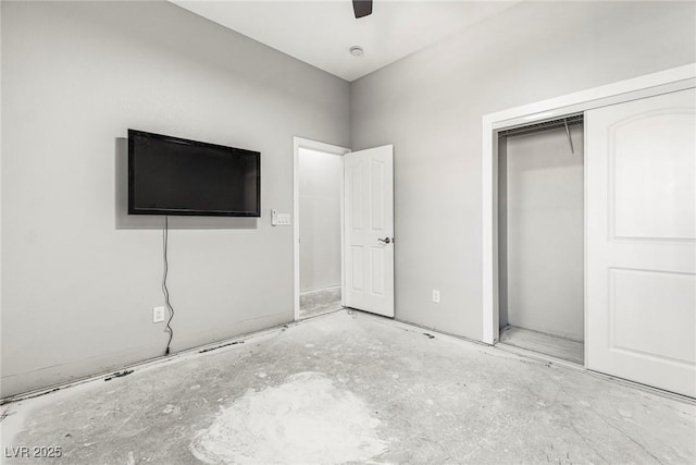 unfurnished bedroom featuring ceiling fan and a closet