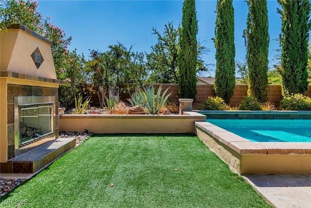 view of swimming pool featuring a yard