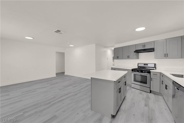 kitchen featuring a kitchen island, stainless steel appliances, light hardwood / wood-style flooring, and gray cabinetry