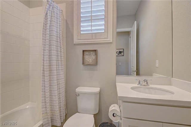 full bathroom with toilet, vanity, and shower / bath combo