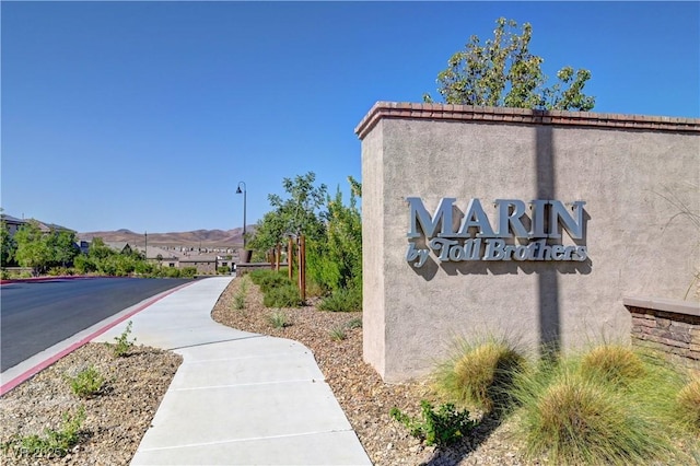 community / neighborhood sign featuring a mountain view