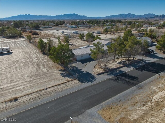 birds eye view of property featuring a mountain view